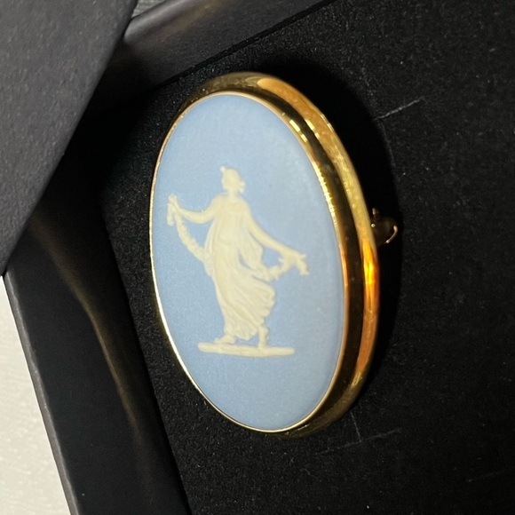 Wedgewood ‘dancing hours!’ Brooch with gold tone surround. Vintage. Cameo. Blue - Picture 3 of 6
